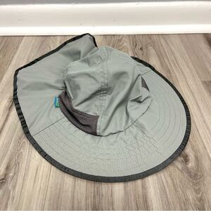 SunDay Afternoons Play Hat Grey Sun Hat with Neck Flap in Kids Size L / 5-12 yrs